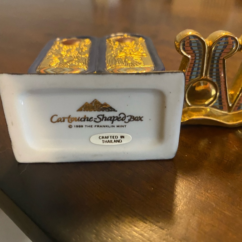 The Franklin Mint "Cartouche-Shaped Box" - Picture 5 of 5